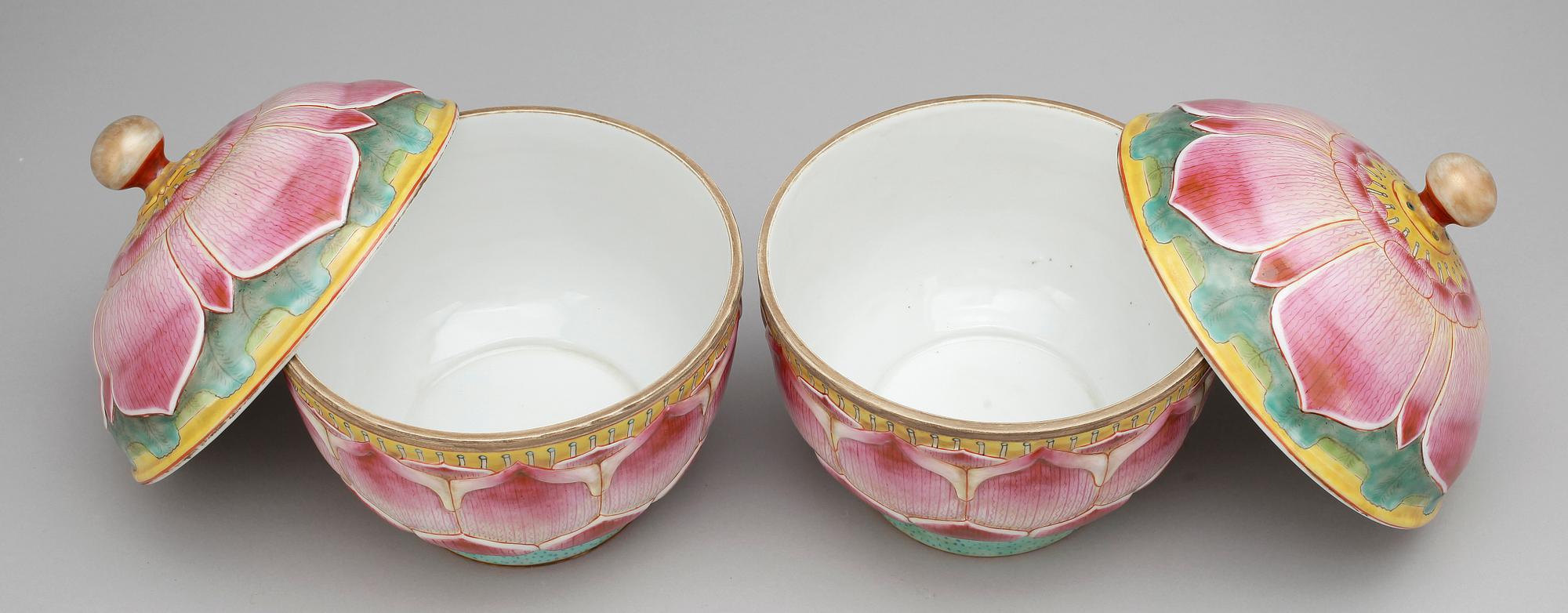 LOCKURNOR, ett par, porslin, Kina, 1900-tal.