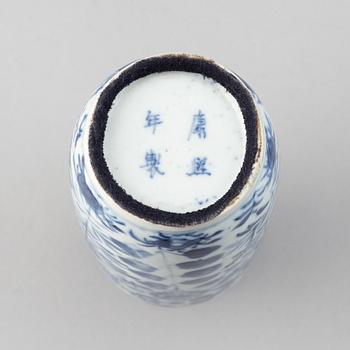 A blue and white roleau vase, late Qing dynasty.