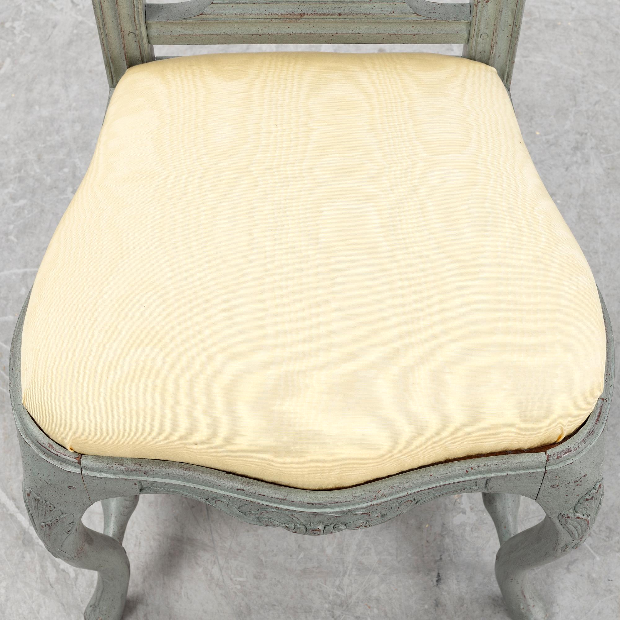 Skrivbord, rokokostil, samt stol.