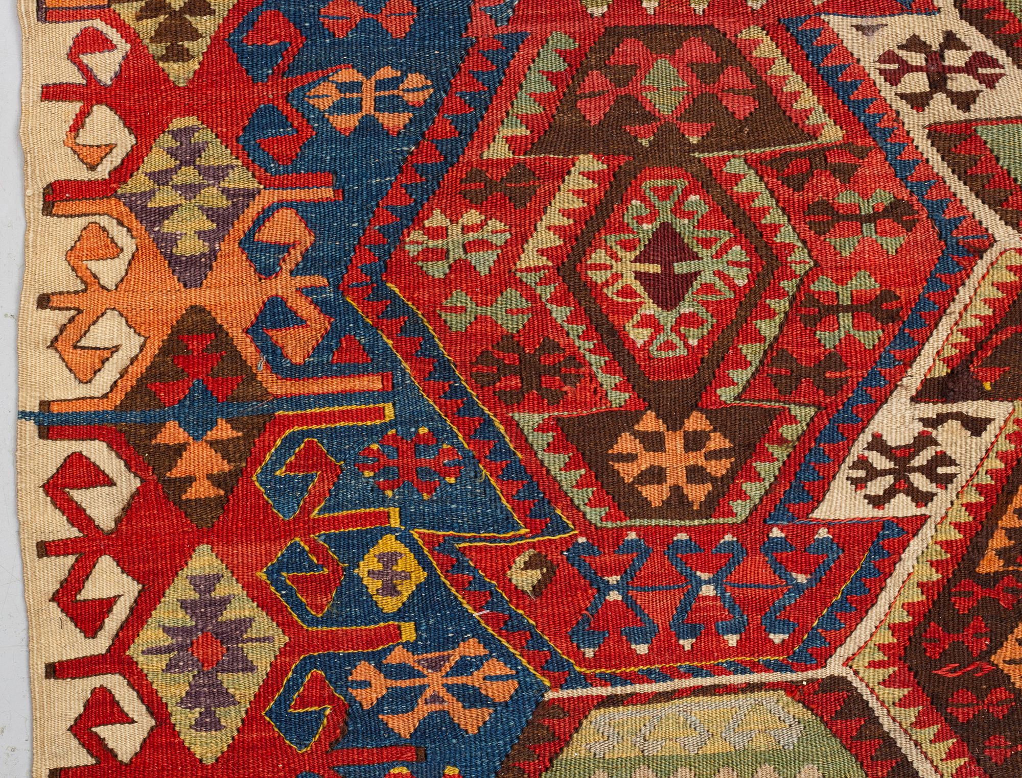 Matta, antik/semiantik Anatolisk kelim, ca 292-301 x 125-135 cm.