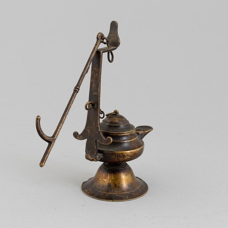 AN 18TH CENTURY BRONZE OIL LAMP.