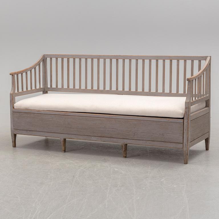 SOFFA, sengustaviansk, omkring år 1800.