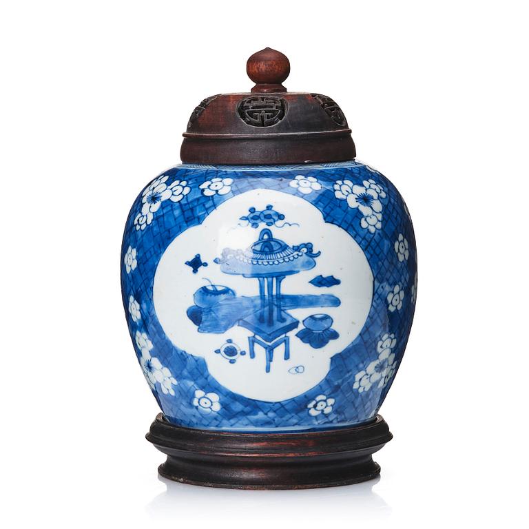 A blue and white jar, Qing dynasty, Kangxi (1662-1722).