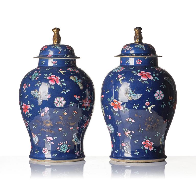 Urnor med lock, ett par, porslin. Qingdynastin, 1700/1800-tal.