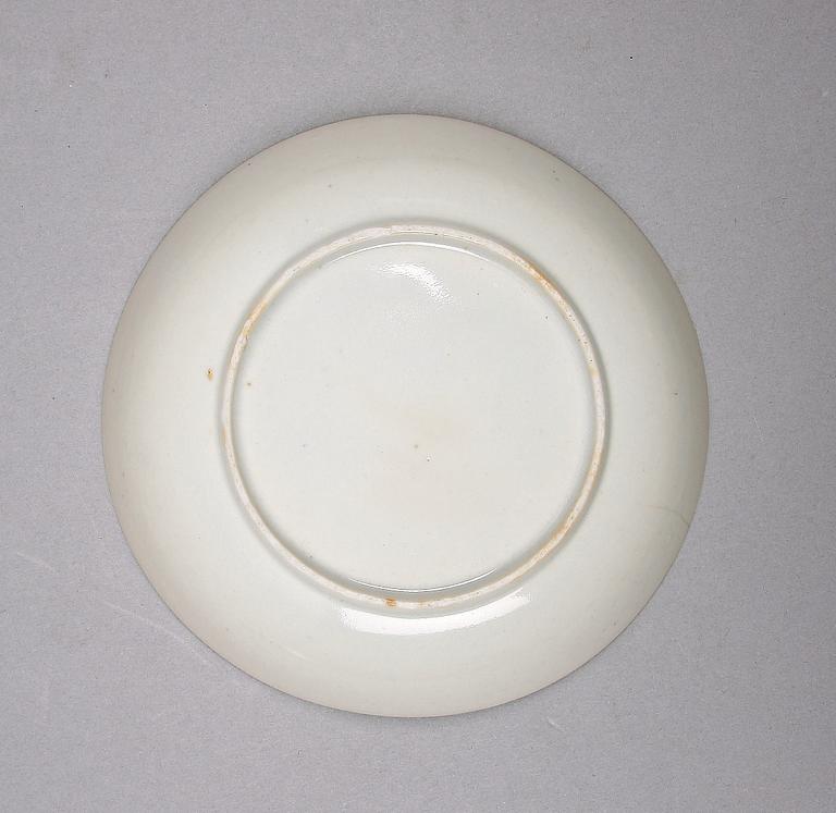 TEKOPPAR MED FAT, 4 st samt ASSIETTER, 2 st, porslin, Kina, 1700-1800-tal.