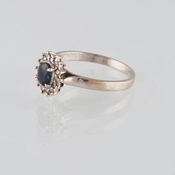 RING, 18K vitguld med blå safir samt briljantslipade diamanter.Vikt 3,5 gram.