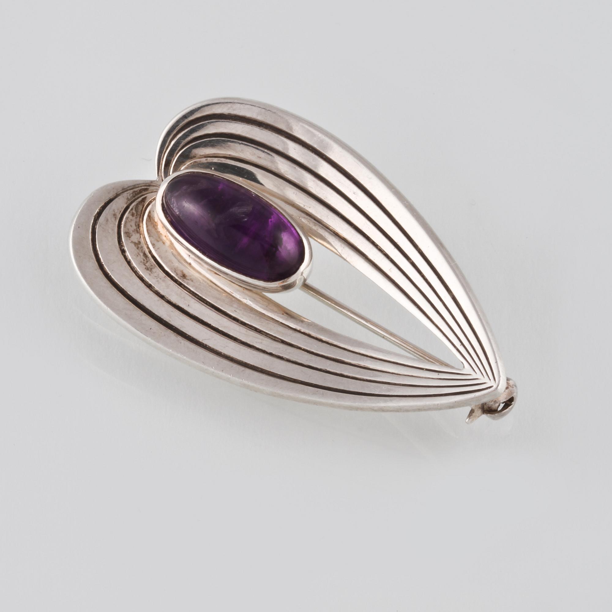 BROSCH, sterlingsilver med cabochonslipad ametist,  Vikt 4,5 gram.