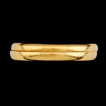 RINGAR, 2 st, 23K guld, svenska stämplar 1947. Total vikt ca 10 g.