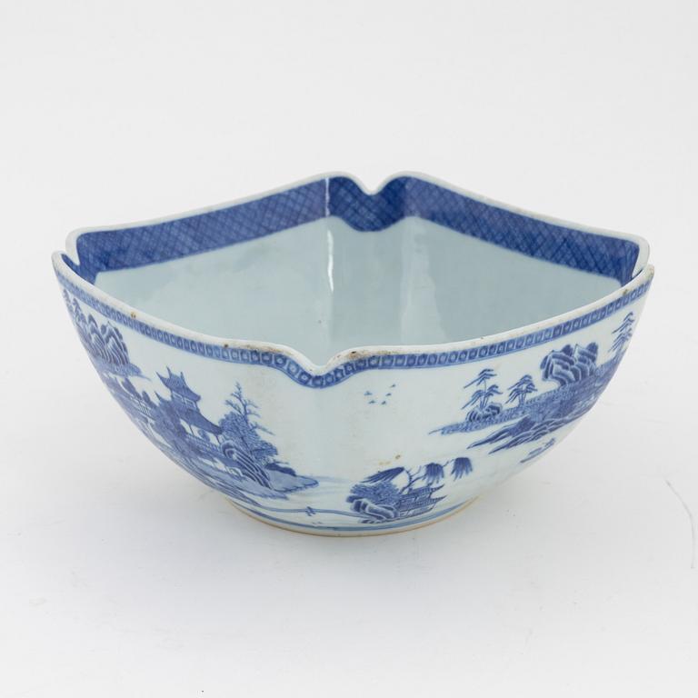 A Chinese blue and white porcelain bowl, Qing dynasty, 19th Century.