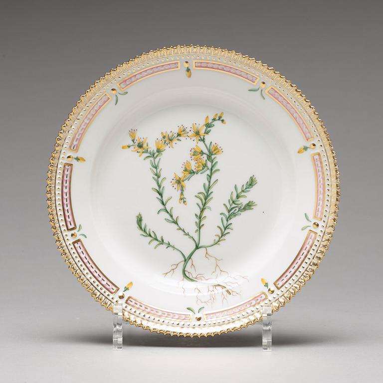 ASSIETTER, 12 stycken, porslin. "Flora Danica", Royal Copenhagen, Danmark, 1900-tal.