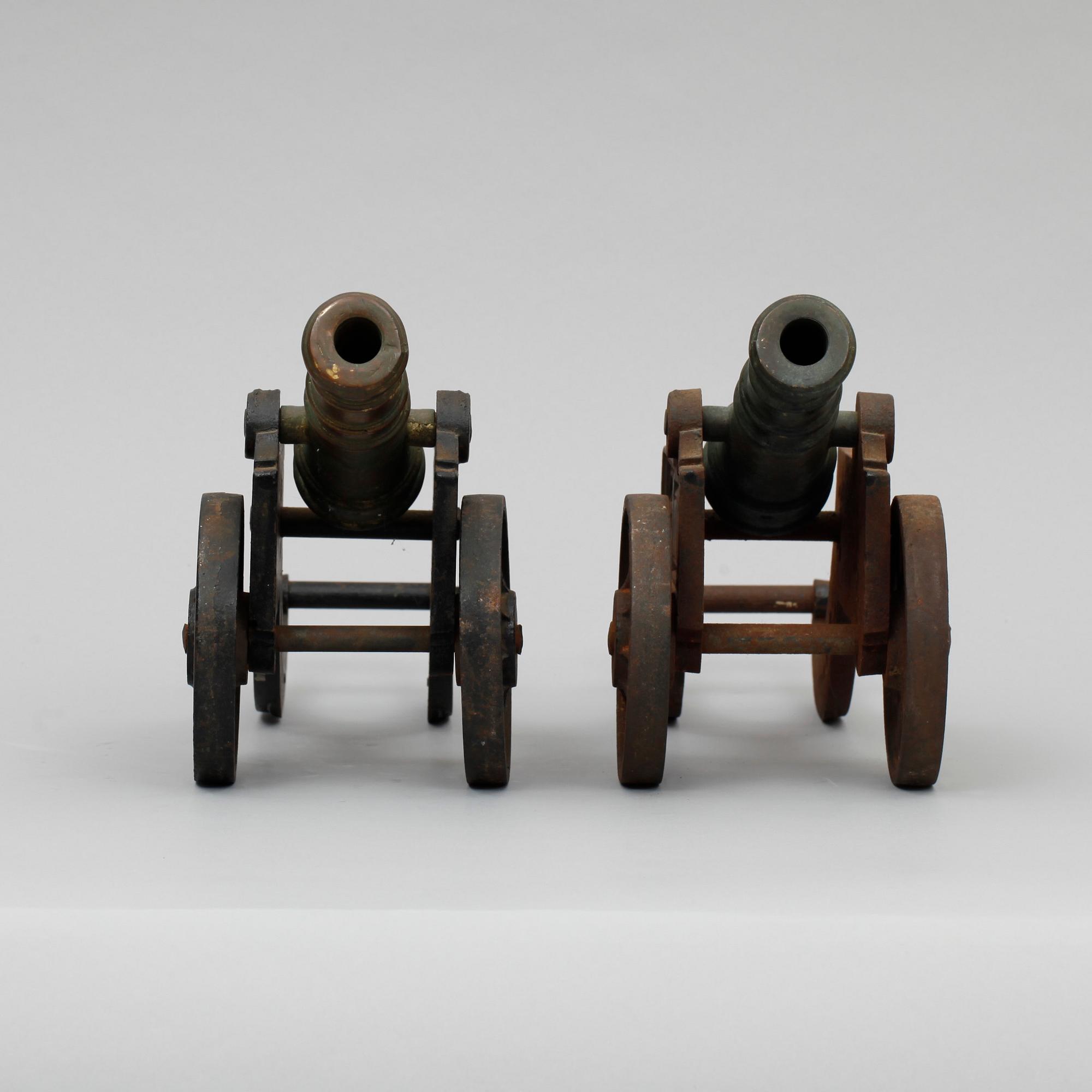 BORDSKANONER, ett par, gjutjärn, 1900-tal.