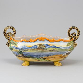 An Italian porcelaine 20th century  table centerpiece with lion feet and snake handles.