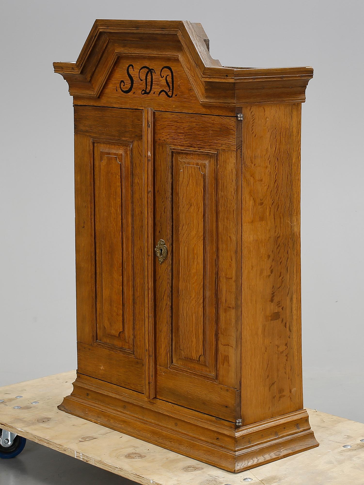 HÄNGSKÅP, barock, 1700-tal.
