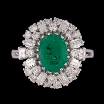 1286. RING, smaragd, ca 2 ct samt baguette- och briljantslipade diamanter, tot. ca 2 cts.