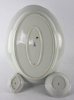 STEKFAT OCH SKÅLFAT, 3 delar, porslin, Meissen, "lökmönstrad".