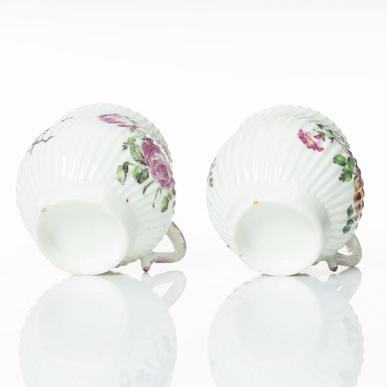 Cremekoppar med lock, ett par, rokoko, Mennecy-Villeroy, Frankrike, 1700-tal.