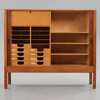 HANS J WEGNER, skåp, Plan Møbler, modell 'A5622', Danmark 1940-50-tal.
