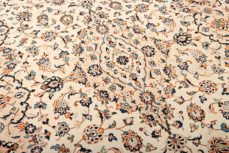 A Kashan carpet, a. 305 x 195 cm.