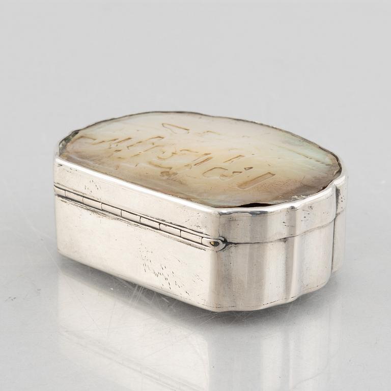 Box, silver and mother-of-pearl, Northern Europe, 18th century.