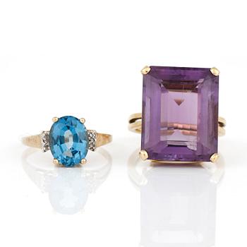 RINGAR, 2 st, med ametist och blå topas, olika guld halter.