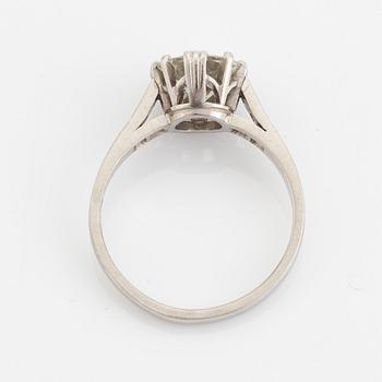 Platinum and old brilliant cut diamond ring, ca 1,75 ct.