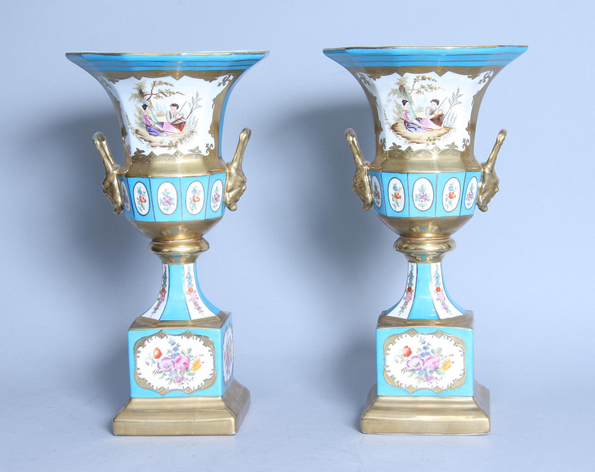 PRAKTURNOR, ett par, porslin, Frankrike, 1900-tal.