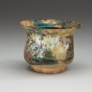 KRUKA, lergods. Turkos glasyr med svart dekor. Höjd 12 cm. Persien 1200-1300-tal.