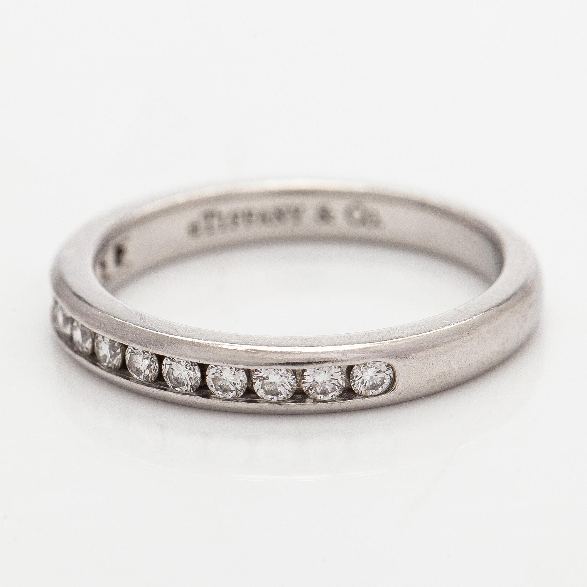Tiffany & Co, sormus, "Tiffany Setting", platinaa ja briljanttihiottuja timantteja.