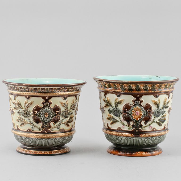 YTTERFODER, 2 st snarlika, majolika, Rörstrand, omkring 1900.