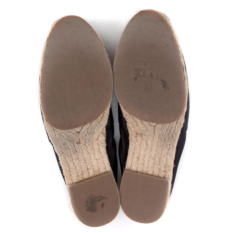 HERMÈS, a pair of leather espadrillos. Size 38.