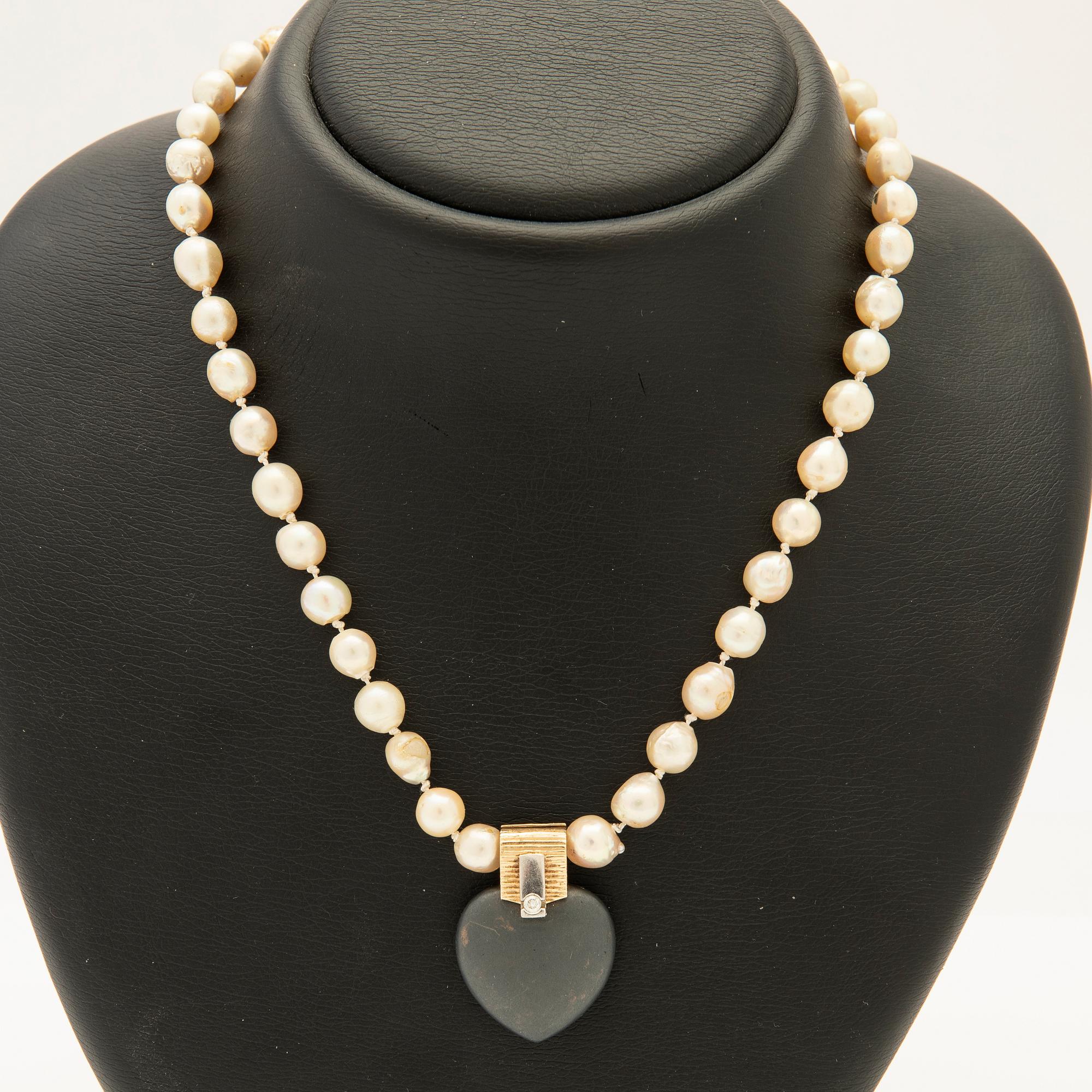 Ole Lynggaard, hänge, 14K guld med sten och diamant samt pärlcollier.