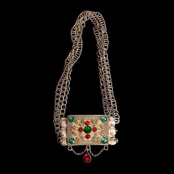 HALSLÅS, silver med filigranarbete samt färgade glasstenar. Erik Söderholm (verksam 1827-1880) Härnösand. Vikt 53 g.