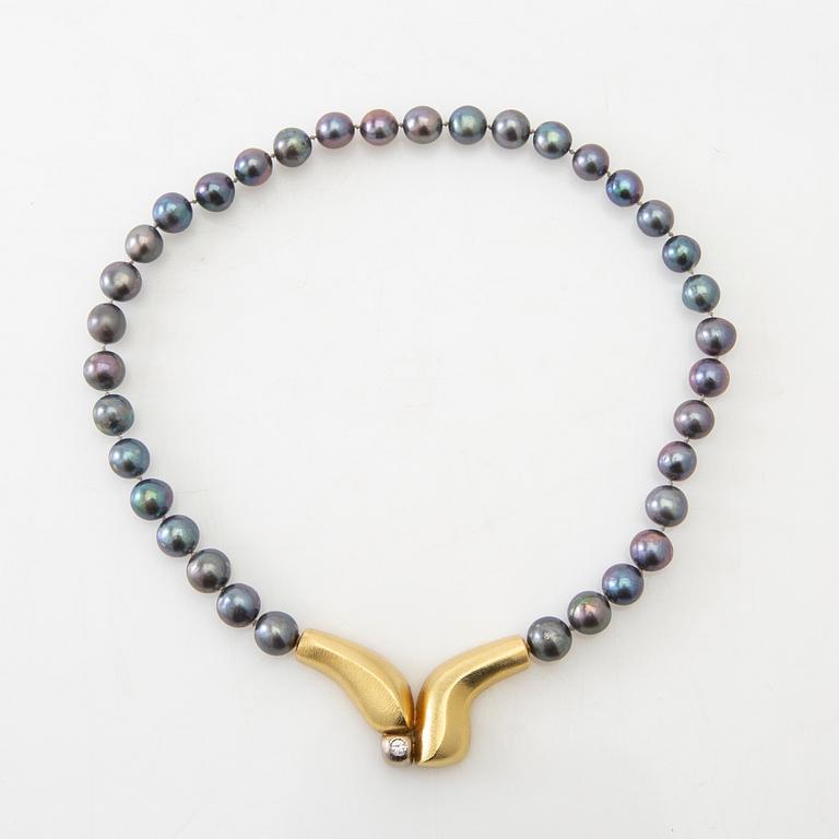 Magnus G:son Liedholm, Collier 18K guld med en diamant samt collier av odlade pärlor, medföljande örhängen, Skanör 2001.