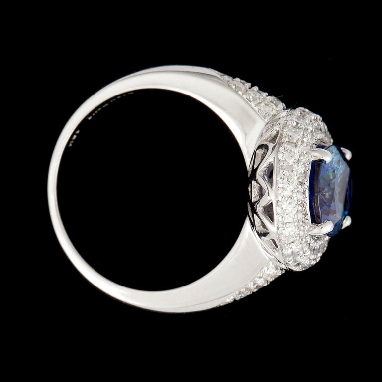 RING, 18k vitguld med obehandlad tanzanit ca3.74ct samt briljantslipade diamanter tot ca1.75ct. Signerad Max Prus.