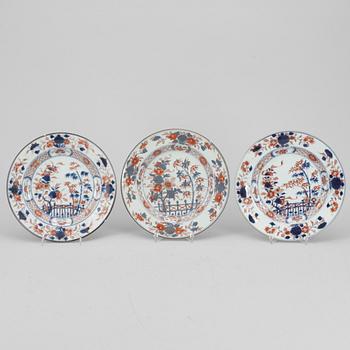 TALLRIKAR, 2+1, porslin, imari, Kina, 1700-tal.