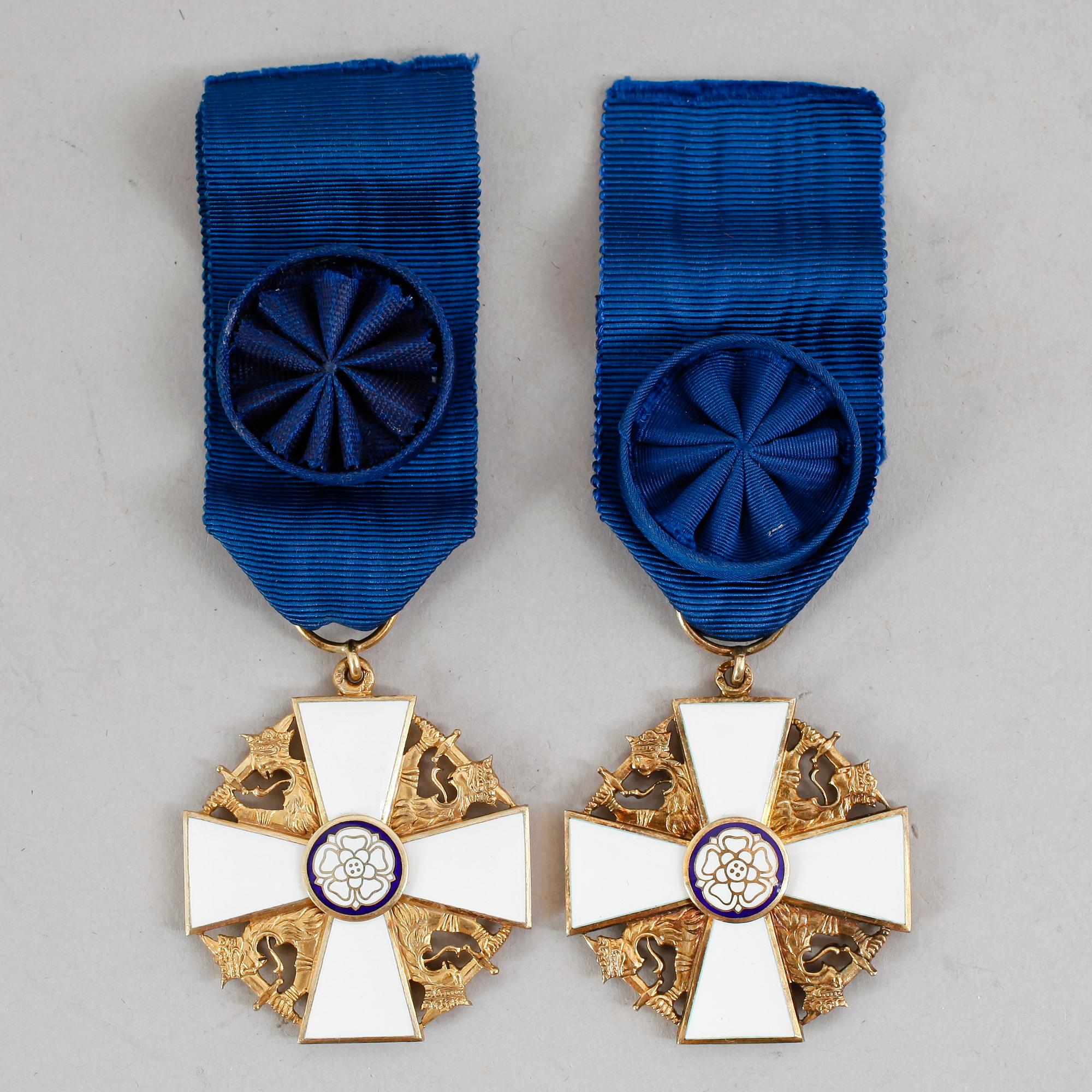 MEDALJER, 2 st, förgyllt silver och emalj, Finlands Vita Ros. Vikt ca 72 gram.