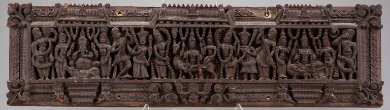 RELIEF. trä, Indien, 1900-talets första hälft.