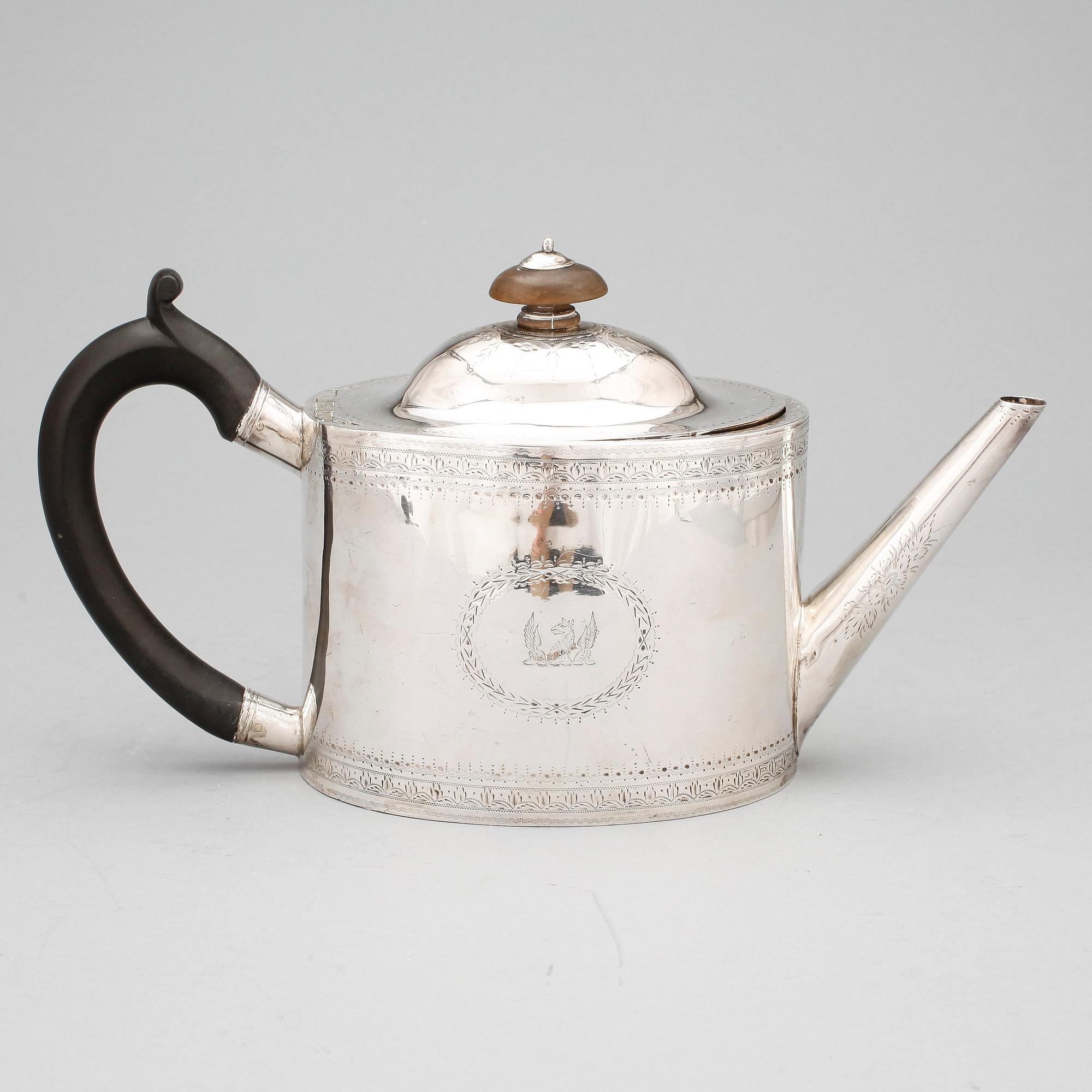 TEKANNA, silver, London 1787. Vikt tot ca 513 gram.