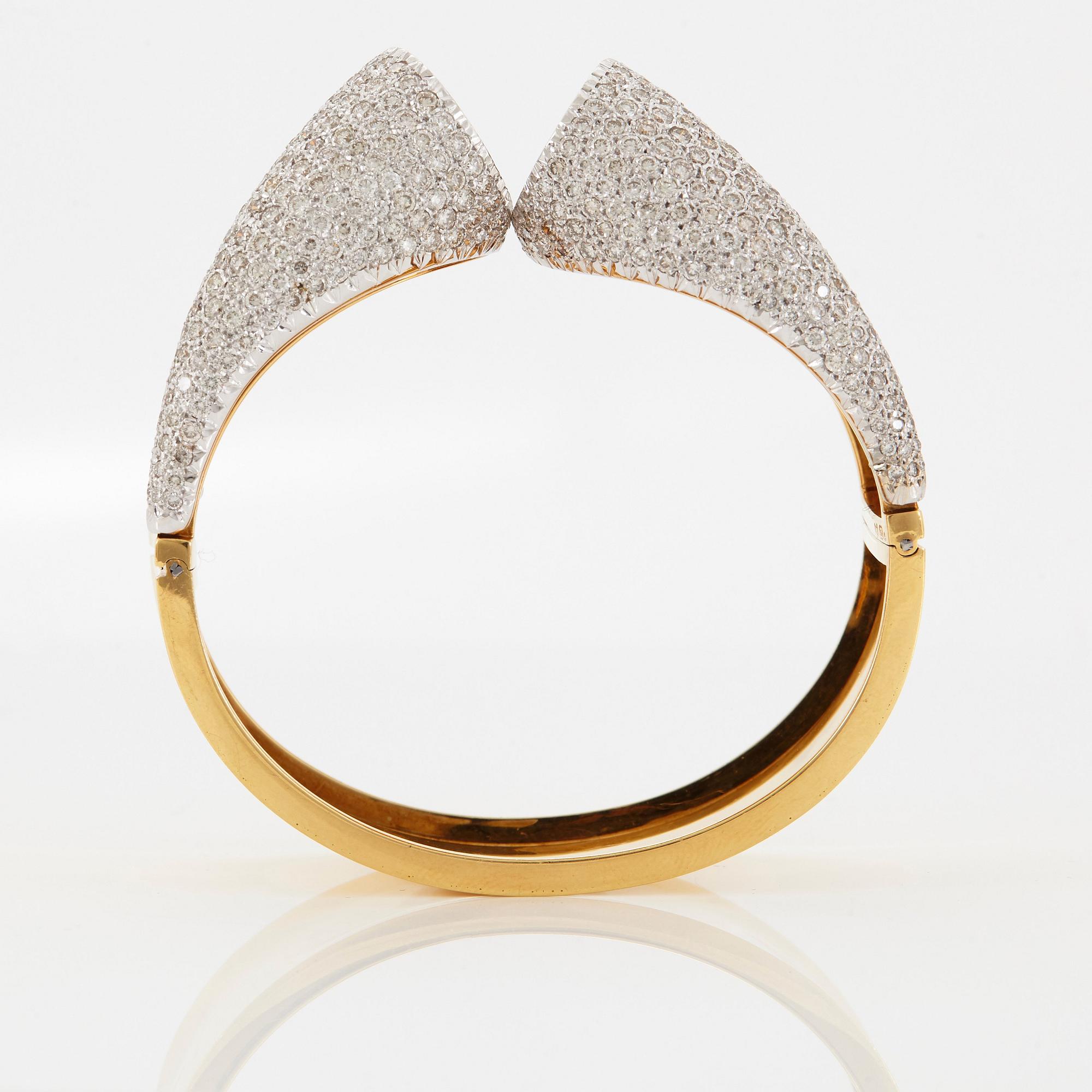 Armring 18K guld med runda briljantslipade diamanter.