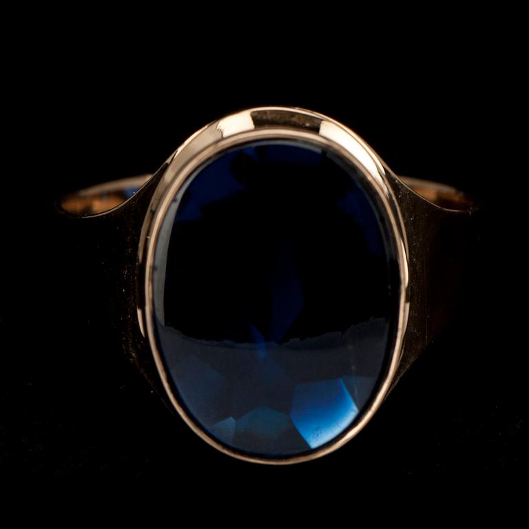 RING, guld 14K, syntetisk spinell, Nummilan Koru, Åbo 1969. Vikt 3,7 g.