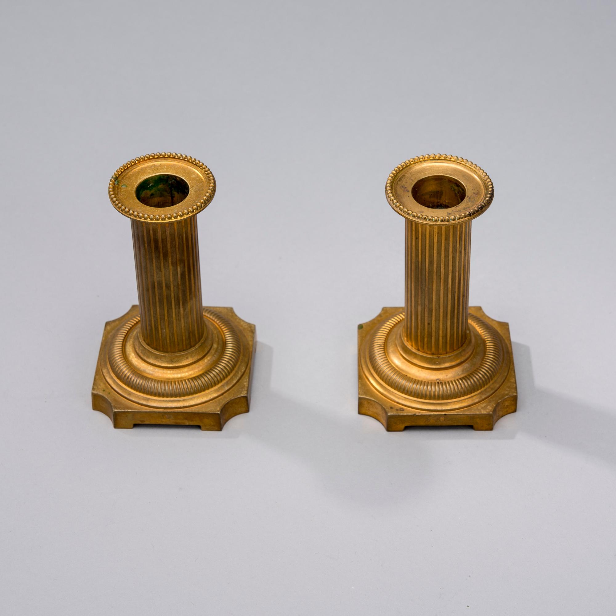 LJUSSTAKAR, ett par, förgylld mässing, Frankrike 1900-talets början.