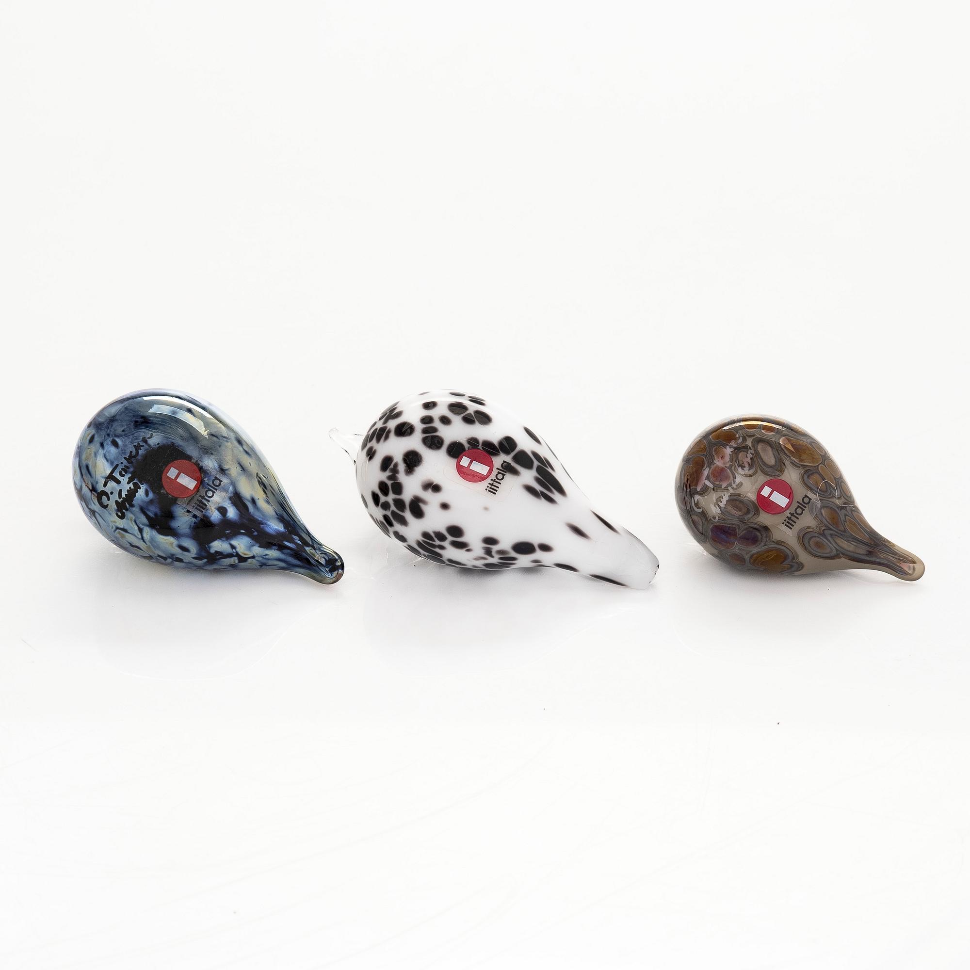 Oiva Toikka, A set of three glass birds 'Small Goldcrest' signed O. Toikka Nuutajärvi.