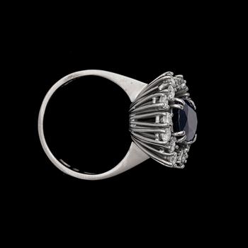 RING, blå safir, 3.78 ct, med briljantslipade diamanter, tot. ca 1.23 ct.