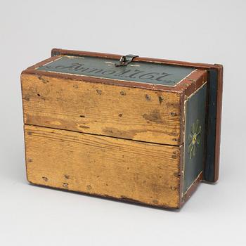 SKRIN med LOCK, allmoge. Bär årtal 1767.