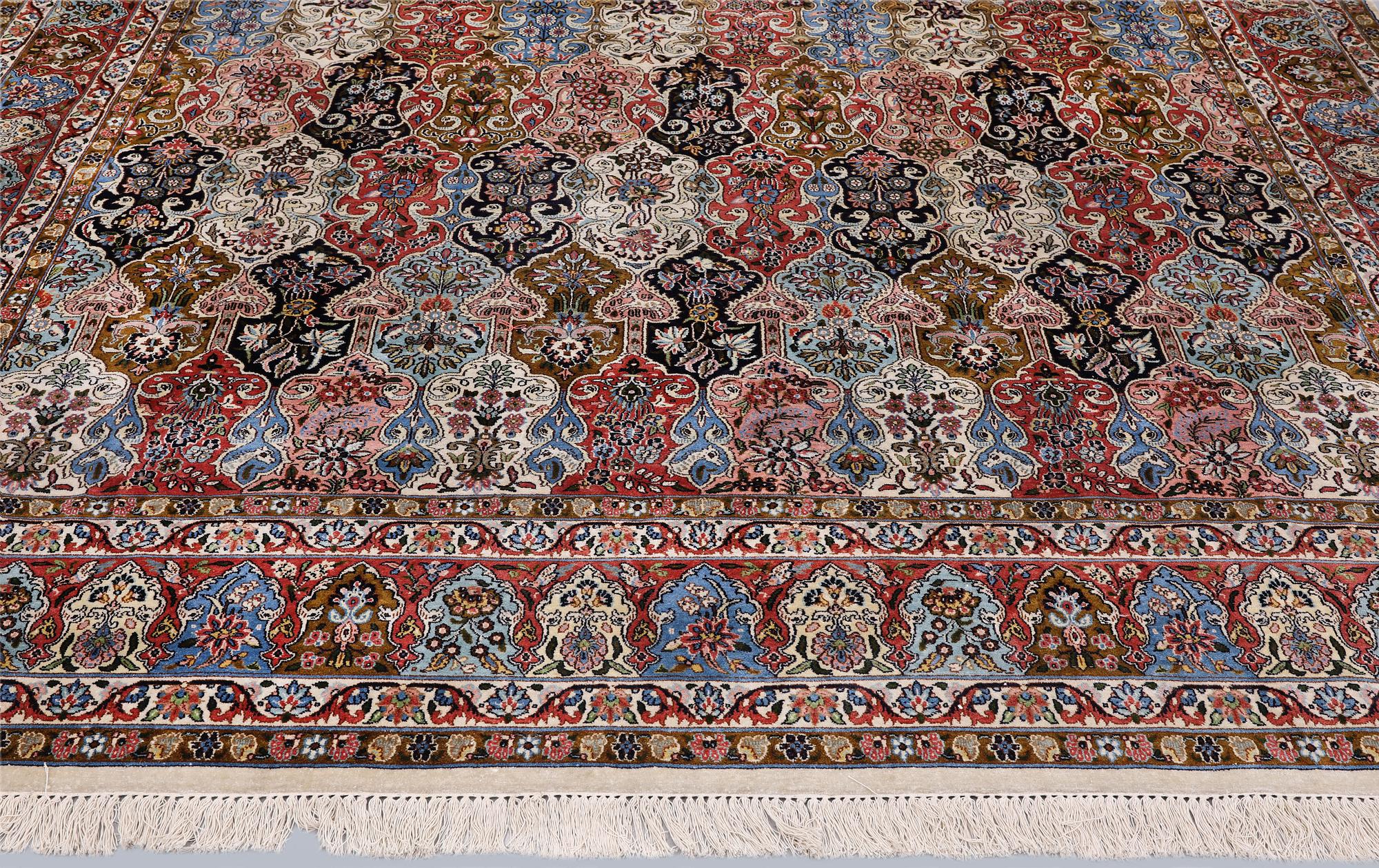 Matta, silke, Kashmir, ca 357 x 274 cm.