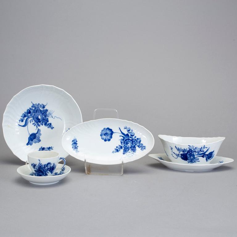 MATSERVIS, porslin, 88 delar, "Blå Blomst", Royal Copenhagen, Danmark.