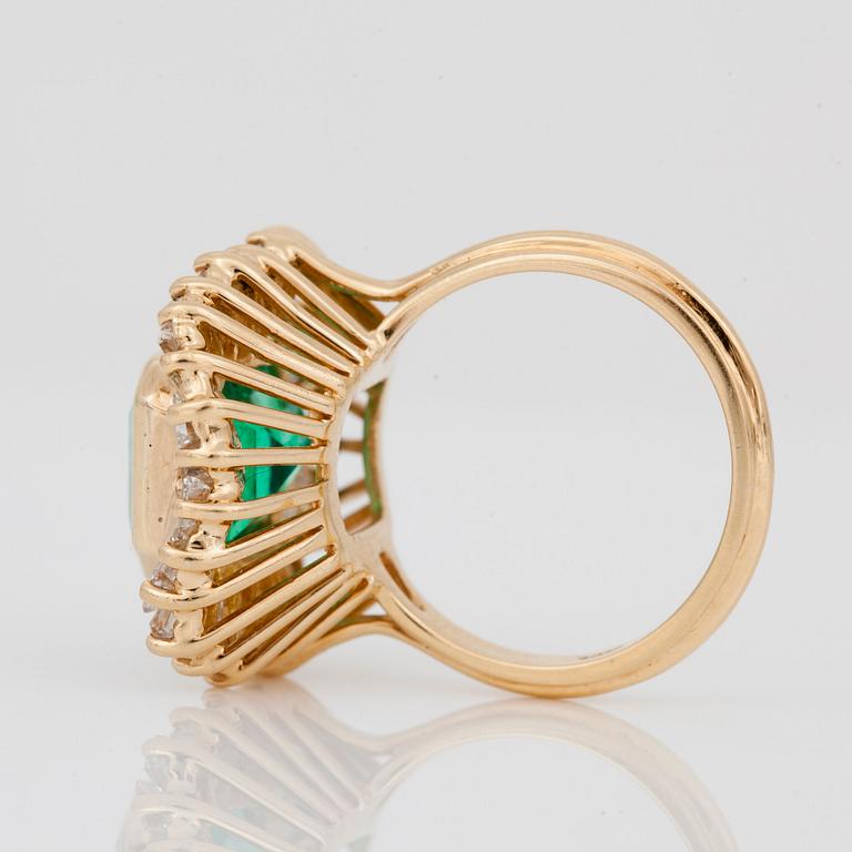 RING med trappslipad smaragd ca 6.00 ct samt baguetteslipade diamanter, totalt ca 3.00 ct.