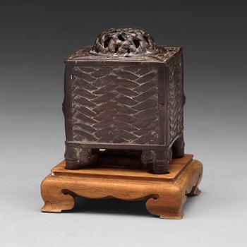 582. RÖKELSEKAR med LOCK, brons. Japan, Meiji (1868-1912).