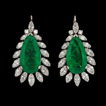 990. HÄNGEN, för örhängen, droppslipade smaragder med briljant och navettslipade diamanter, tot. ca 4.50 ct.