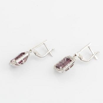 Örhängen med lila turmaliner och briljantslipade diamanter.